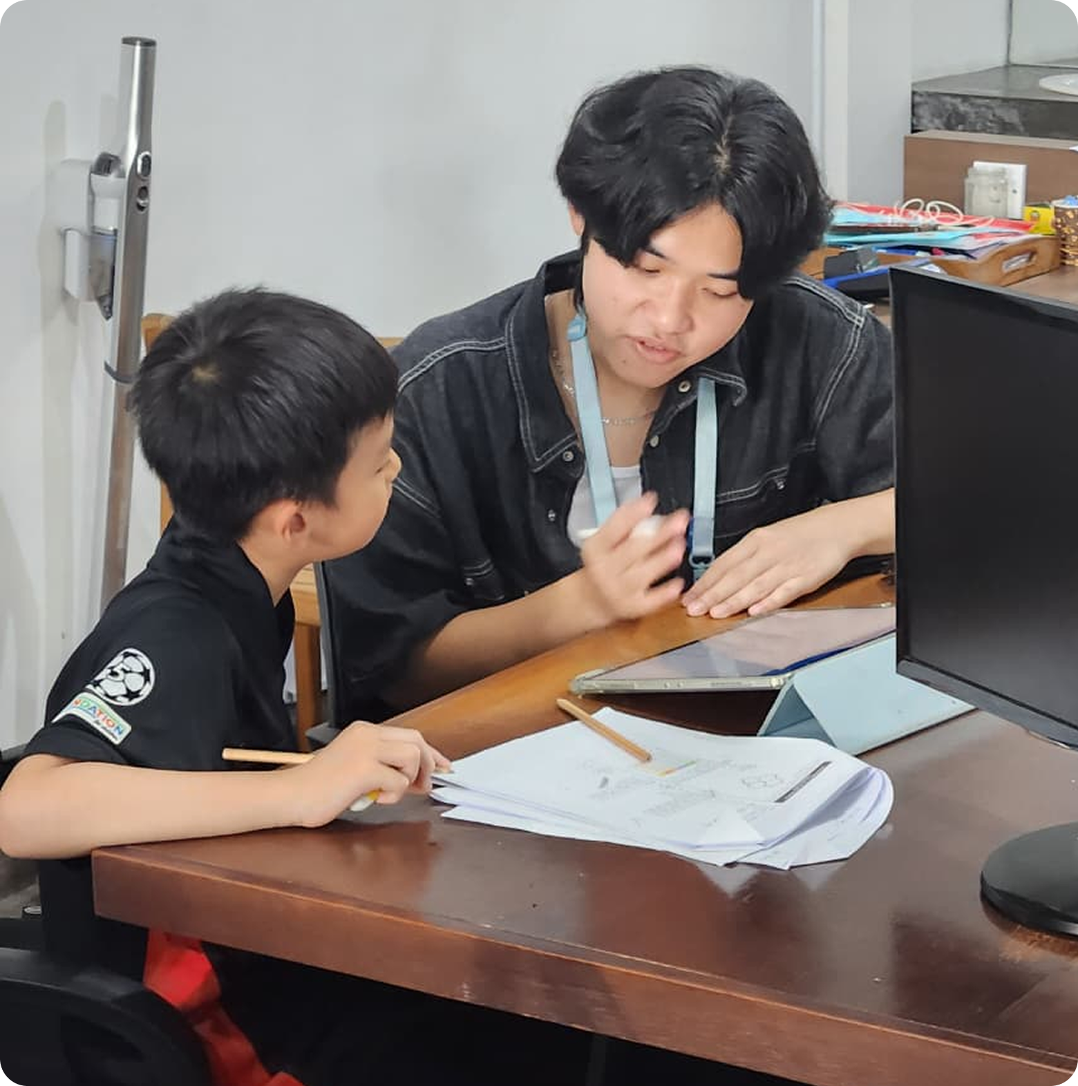 Tutor mentoring a student